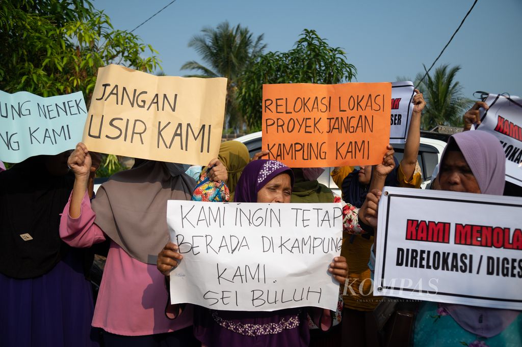 Para perempuan membawa spanduk penolakan relokasi terkait Rempang Eco City saat Menteri Investasi Bahlil Lahadalia meninjau Kampung Tanjung Banun, Pulau Rempang, Kota Batam, Kepulauan Riau, Jumat (6/10/2023). 