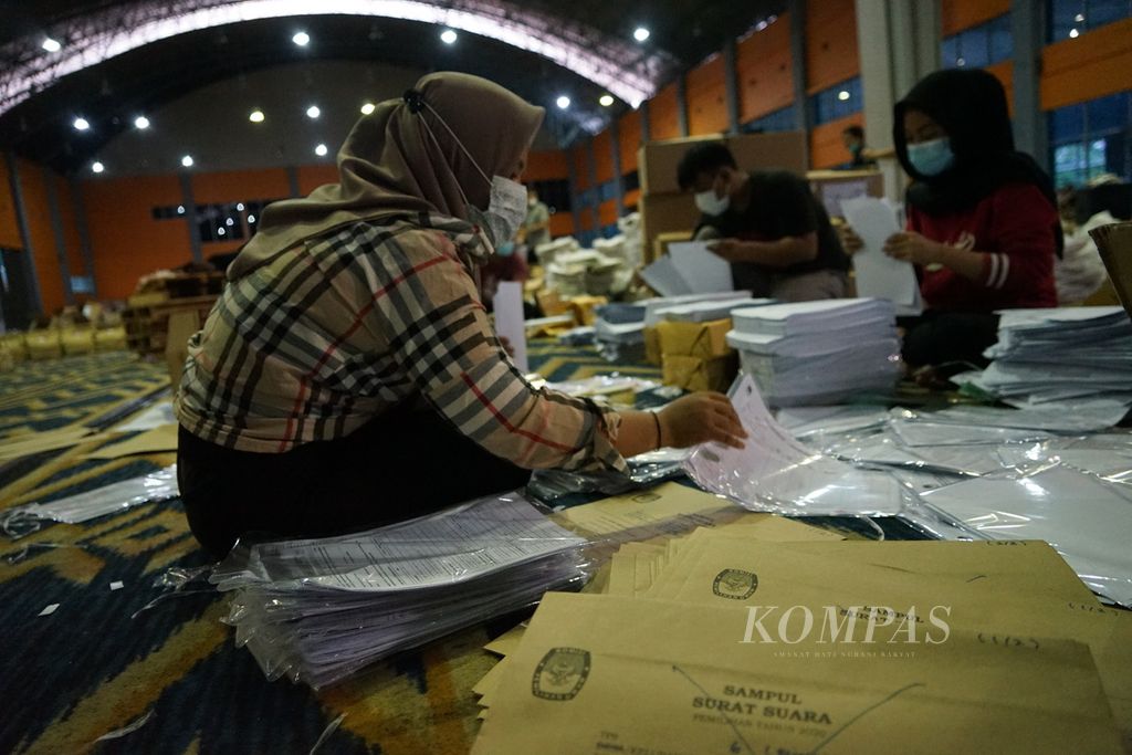 Petugas menyusun logistik Pilkada Makassar di Celebes Convention Centre, Makassar, Sulsel, Sabtu (5/12/2020). Seiring buruknya cuaca, persiapan perlu dilakukan untuk menjaga keamanan surat suara dan perlengkapan lain.