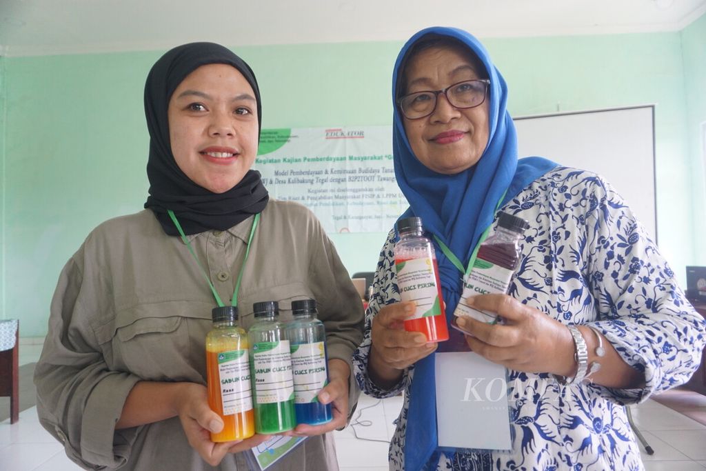Para peserta menunjukkan hasil pelatihan pengolahan tanaman herbal di Wisata Kesehatan Jamu, Desa Kalibakung, Kecamatan Balapulang, Kabupaten Tegal, Jawa Tengah, Minggu (24/7/2022).