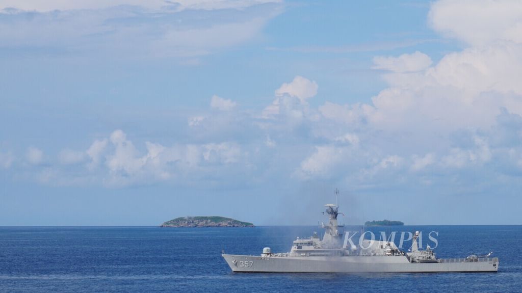 Kapal perang menembak Pulau Gundul di Kepulauan Karimunjawa dalam rangka latihan tempur Komando Armada 1, Kamis (14/3/2019).