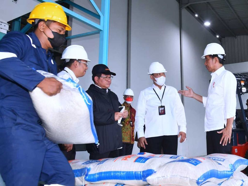 Presiden Joko Widodo meresmikan sentra penggilingan padi milik Bulog di Sragen, Jawa Tengah, Sabtu (11/3/2023). Dengan ini diharap Bulog bisa lebih mudah menyerap gabah petani.