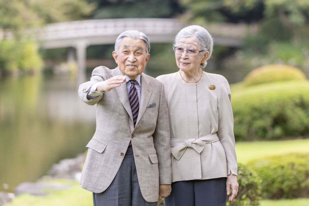  Dalam foto yang dirilis Badan Rumah Tangga Kekaisaran Jepang ini, Kaisar Emeritus Akihito Jepang dan Permaisuri Emerita Michiko berjalan di taman kediaman properti kekaisaran Akasaka di Tokyo pada 4 Oktober 2022.  