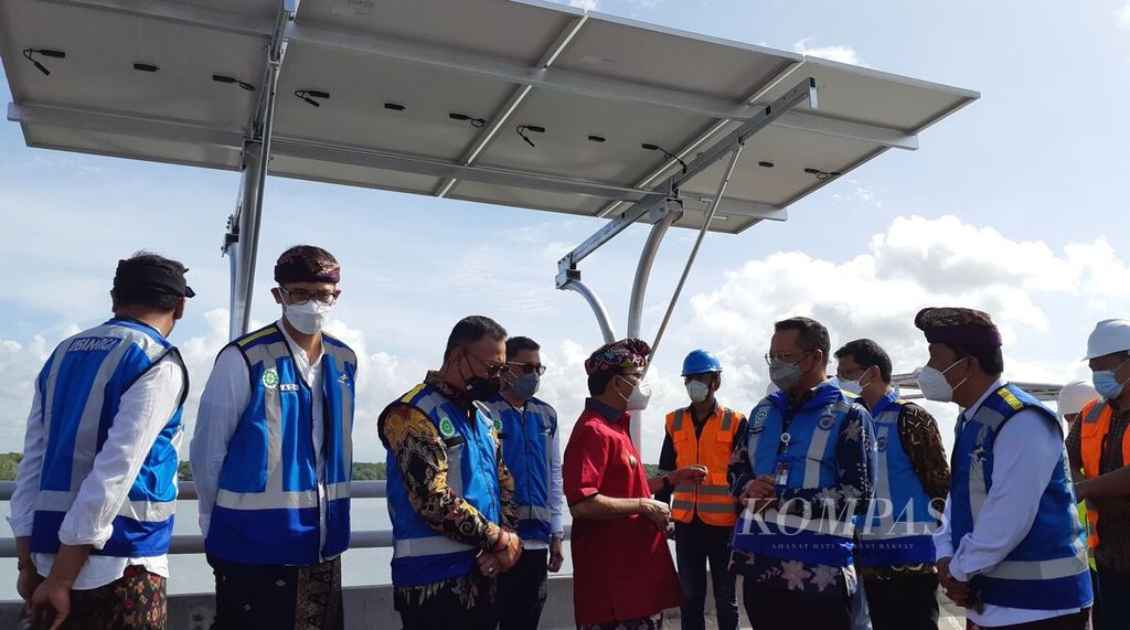 Jalan Tol Bali Mandara dilengkapi PLTS. Gubernur Bali Wayan Koster (tengah) saat meninjau proyek pemasangan panel surya PLTS di Jalan Tol Bali Mandara di area Gerbang Tol Ngurah Rai, Kuta, Badung, Jumat (5/3/2022).