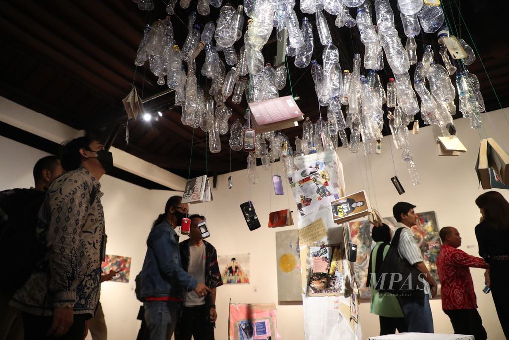 Pengunjung mengamati karya yang ditampilkan dalam pameran bertajuk ”Re-Identify” di Bentara Budaya Jakarta, Kamis (13/7/2023). 