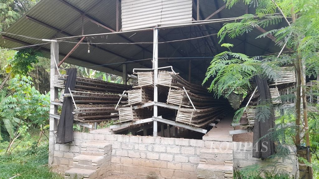 Kandang ayam petelur milik salah satu peternak di Desa Pohgajih, Kecamatan Selorejo, Kabupaten Blitar, Jawa Timur, dibiarkan kosong akibat harga telur rendah cukup lama, Kamis (1/9/2022)