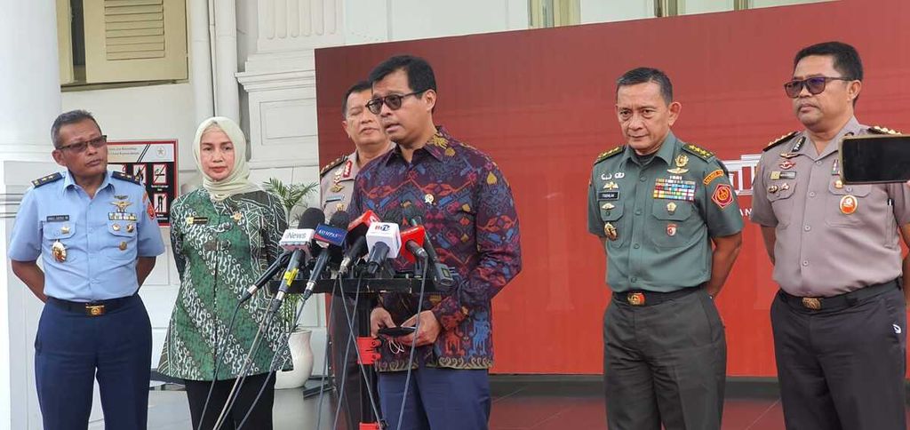 Gubernur Lembaga Ketahanan Nasional Andi Widjajanto saat memberikan keterangan kepada media seusai acara pengarahan Presiden Joko Widodo kepada peserta Program Pendidikan Reguler Angkatan (PPRA) LXIII dan LXIV Tahun 2022 Lemhannas RI di Istana Negara, Jakarta, Rabu (12/10/2022).