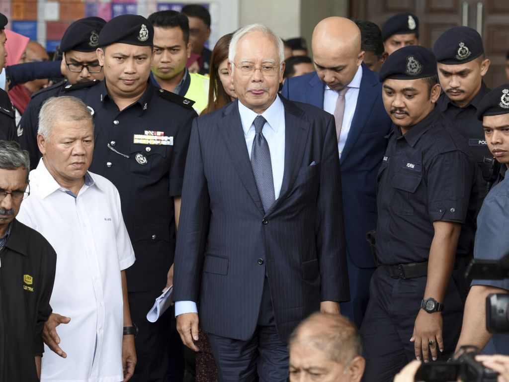 Bekas Perdana Menteri Malaysia Najib Razak (jas coklat) menghadiri sidang di pengadilan Kuala Lumpur pada Oktober 2018 . Pada 23 Agustus 2022, Mahkamah Agung Malaysia menetapkan vonis terhadap Najib berkekuatan hukum tetap dan dia harus segera dipenjara. Najib dipenjara 12 tahun mulai Selasa malam. 