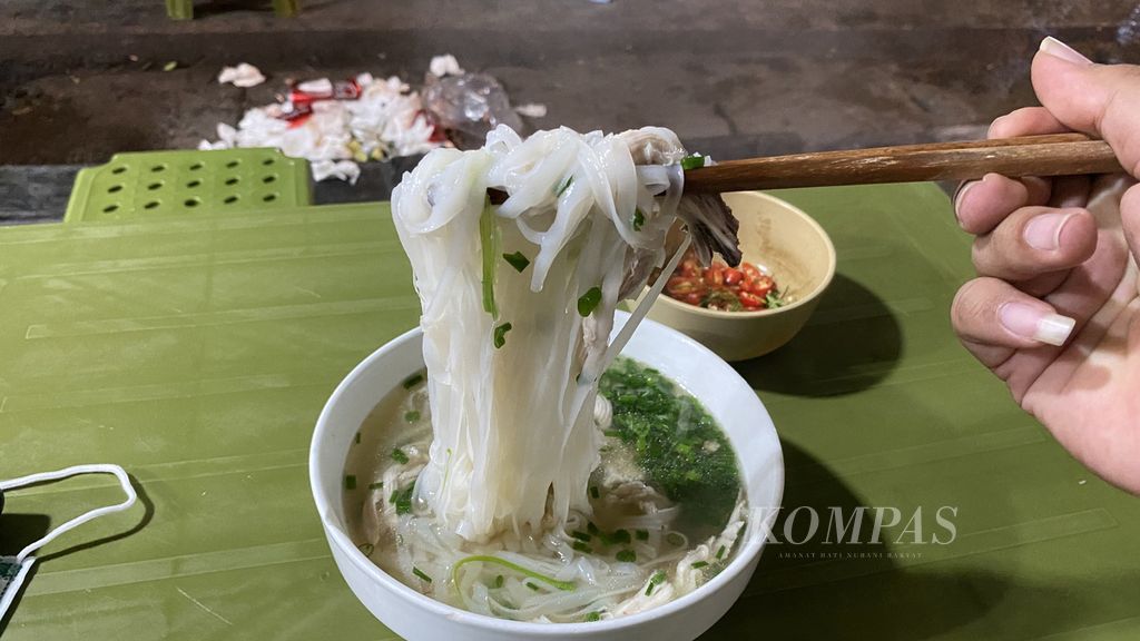 Tampilan pho yang dijual di kawasan Old Quarter, Hanoi, Vietnam Sabtu, (14/5/2022). Pho merupakan olahan mi beras dengan potongan daging ayam atau sapi dan kuah kaldu ayam atau sapi.