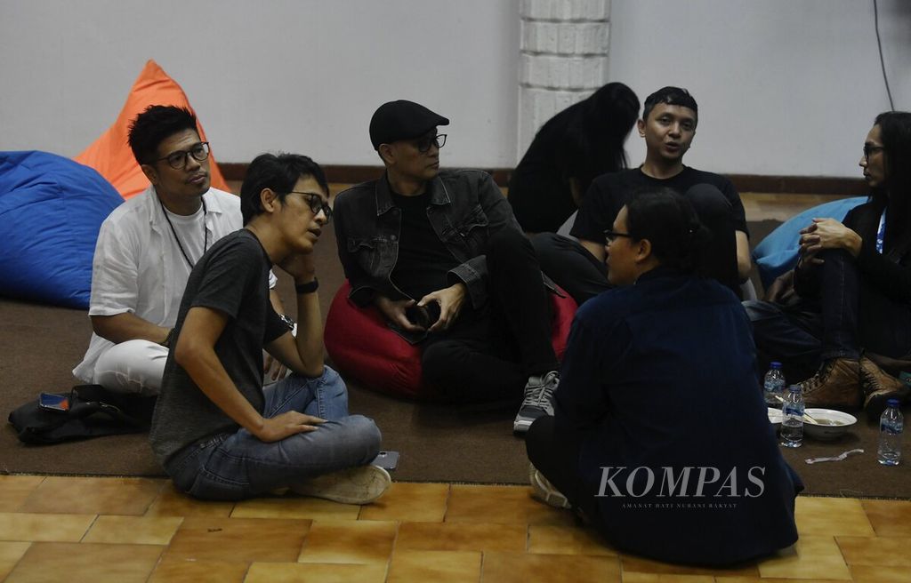 Sejumlah pengisi acara sebelum tampil dalam konser amal bertajuk "Gitaris untuk Negeri: Donasi Gempa Cianjur" di Bentara Budaya Jakarta, Rabu (7/12/2022). Tampak dalam foto antara lain Baim, Tohpati, Andra Ramadhan dan Iga Massardi.