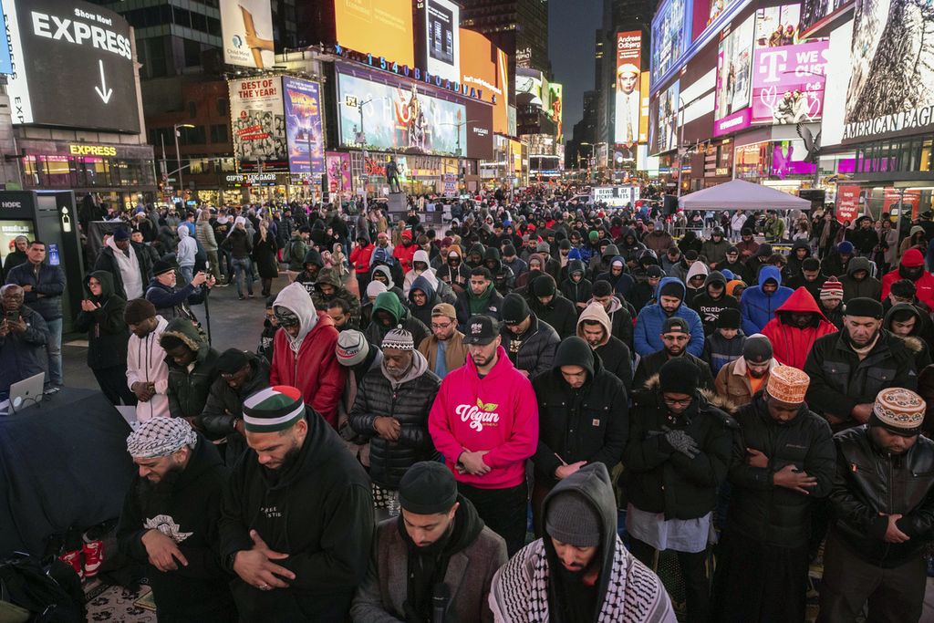 Umat Islam melaksanakan salat Tarawih di bulan Ramadhan di Times Square, New York, Amerika Serikat, Minggu (10/3/2024).