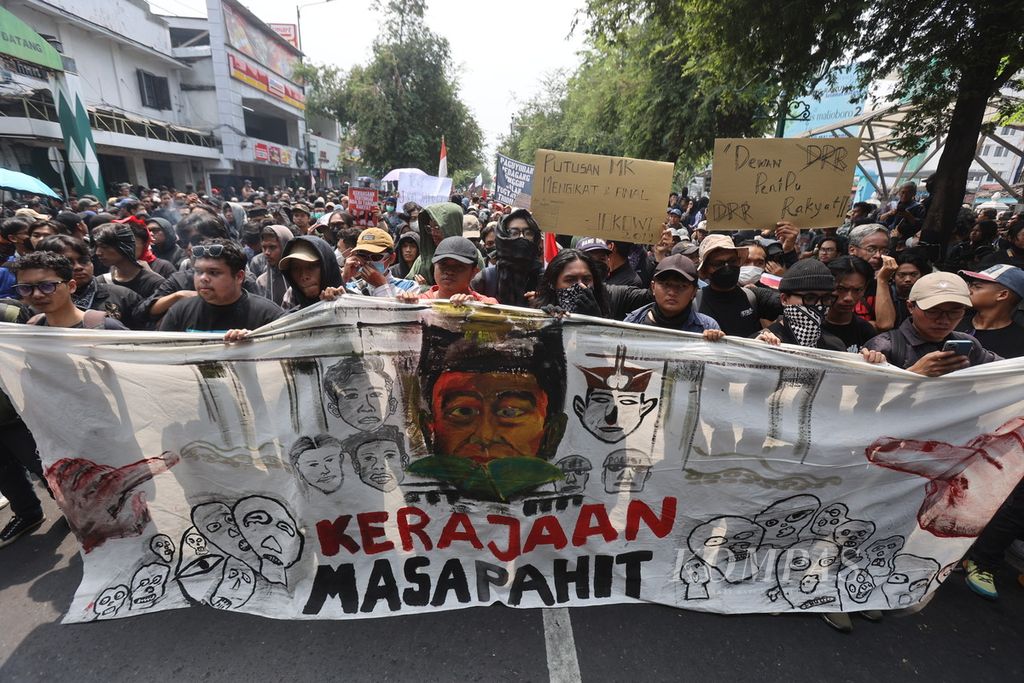 Pengunjuk rasa dari sejumlah elemen menggelar aksi demonstrasi di Jalan Malioboro, Yogyakarta, Kamis (22/8/2024). Peserta aksi itu menuntut DPR untuk menghentikan pembahasan RUU Perubahan atas UU Pilkada yang bertentangan dengan putusan Mahkamah Konstitusi.