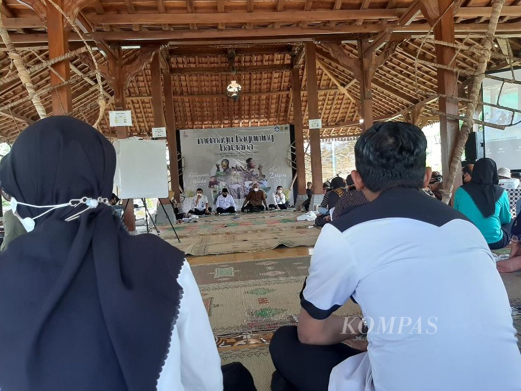 Perwakilan dari 20 desa di Kecamatan Borobudur di Kabupaten Magelang, Jawa Tengah, mengikuti lokakarya yang diselenggarakan Kementerian Pendidikan dan Kebudayaan di Balkondes Ngargogondoi, Kecamatan Borobudur, Rabu (2/3/2022).