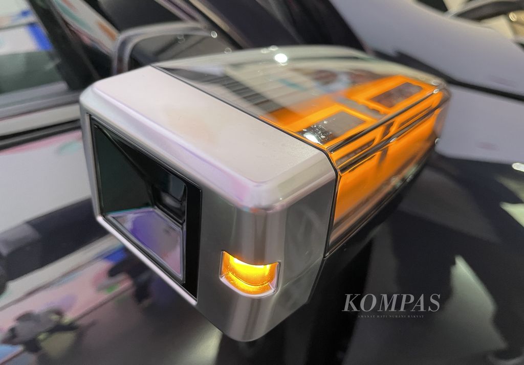 Bentuk ”kaca spion” samping Hyundai Ioniq 6 tak menggunakan cermin, melainkan kamera. Jika dipasarkan di Indonesia, belum tentu teknologi ini bisa diterapkan.