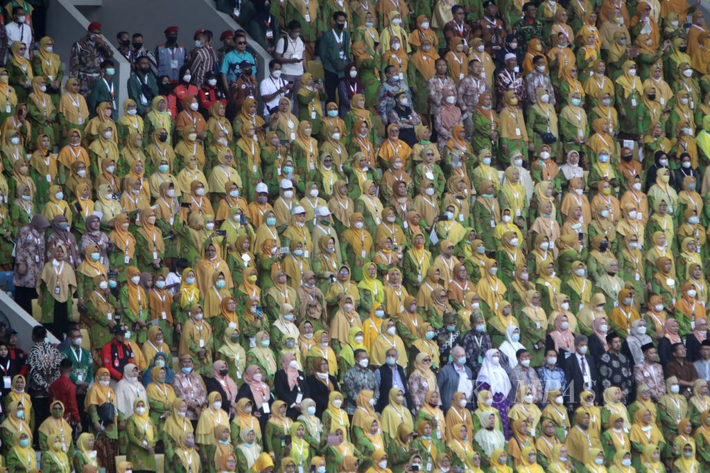 Sebagian peserta yang hadir dalam pembukaan Muktamar 48 Muhammadiyah dan Aisyiyah di Stadion Manahan, Surakarta, Sabtu (19/11/2022). Presiden Joko Widodo hadir membuka Muktamar yang dihadiri ratusan ribu anggota dan simpatisan Muhammadiyah yang hadir di dalam Stadion Manahan dan luar stadion. 