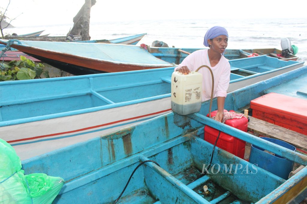 Mentari Tuhumury (22), perempuan nelayan, bersiap melaut di Desa Urimessing, Kecamatan Nusaniwe, Kota Ambon, Maluku, Minggu (3/9/2023). 