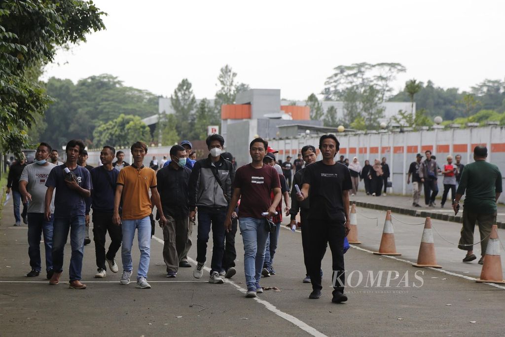 Employees of the PT Dean Shoes shoe factory in Karawang, West Java, on Tuesday (28/3/2023). PT Dean Shoes closed the factory and stopped its operations on April  2023. A total of 3,329 workers were laid off.