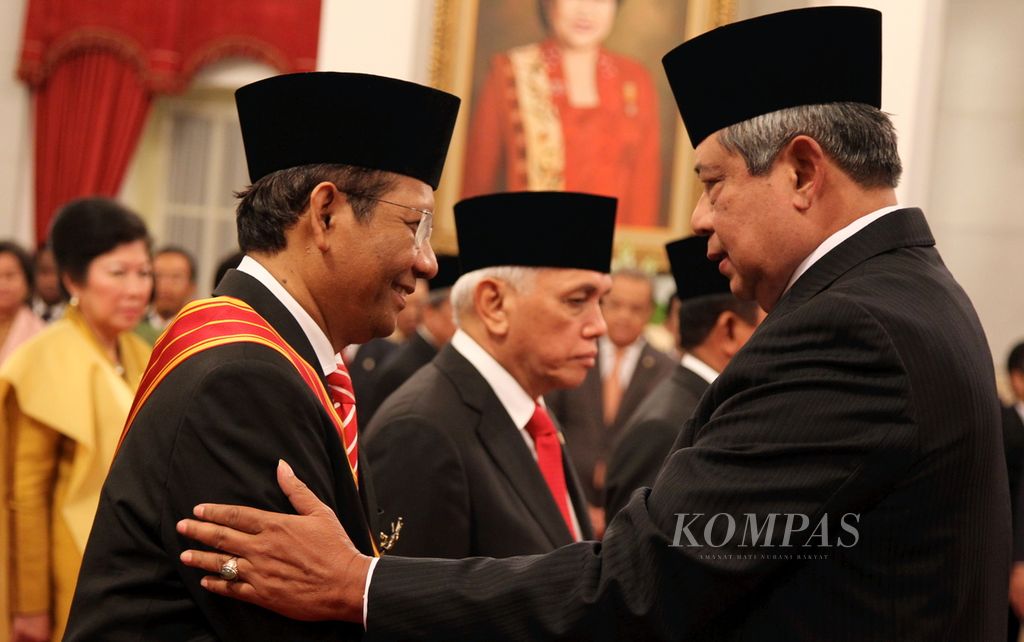 Presiden Susilo Bambang Yudhoyono (kanan) memberikan Bintang Tanda Jasa Bintang Mahaputera Adipradana kepada mantan Ketua Mahkamah Konstitusi Mahfud MD pada Upacara Penganugerahan Tanda Kehormatan di Istana Negara, Jakarta, 13 Agustus 2013. 