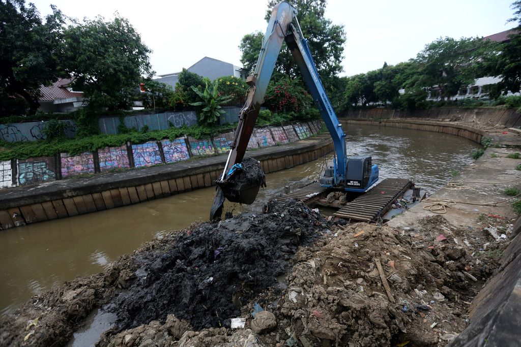 Ekskavator Dinas Sumber Daya Air (SDA) melakukan pengerukan lumpur Kali Ciliwung di kawasan Salemba, Jakarta Pusat, Selasa (4/1/2022). 