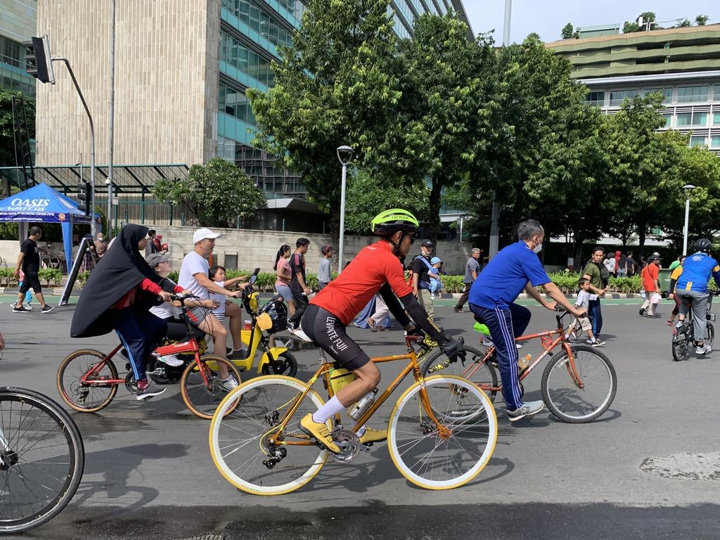 Sejumlah masyarakat sedang bersepeda di kawasan bebas kendaraan, Bundaran Hotel Indonesia, Jakarta, Minggu (30/10/2022). Selain bersepeda, ada juga yang berlari, jalan sehat, dan bermain sepatu roda.
