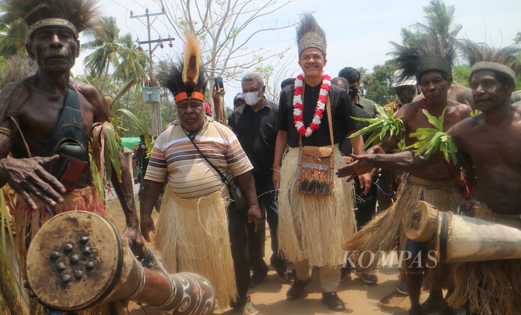 Kedatangan calon presiden Ganjar Pranowo disambut warga Kampung Waninggap Nanggo, Distrik Semangga, Merauke, dengan Tari Gatzi. Ganjar memulai kampanye hari pertamanya di Merauke, Papua Selatan, Selasa (28/11/2023). Dalam kesempatan itu, ia mulai mendeklarasikan salam 3 jari dan meluncurkan baliho untuk kali pertama. 