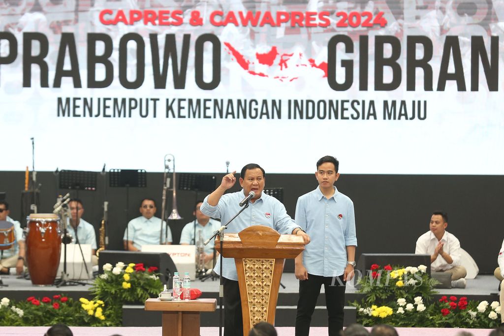 Calon presiden-wakil presiden, Prabowo Subianto-Gibran Rakabuming Raka, berpidato di Indonesia Arena, Jakarta, Rabu (25/10/2023). 