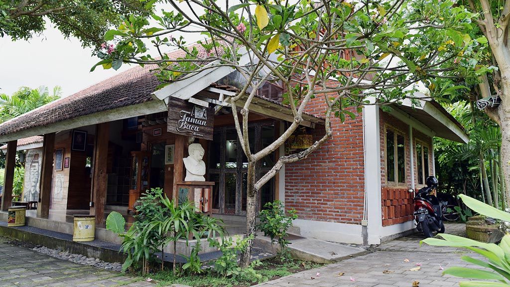 Suasana di Taman Baca Kesiman, Denpasar, Bali, Minggu (12/11). Taman baca yang didirikan sejak 2014 ini memiliki koleksi 4.000 buku dan gratis dibaca untuk masyarakat umum.