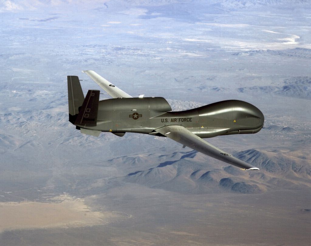 Dalam foto yang disiarkan Angkatan Udara Amerika Serikat pada Juni 2019 ini terlihat pesawat intai nirawak RQ-4 Global Hawk terbang dekat wilayah udara Iran. Pada Maret 2023 dilaporkan, salah satu pesawat itu ditempatkan di Singapura