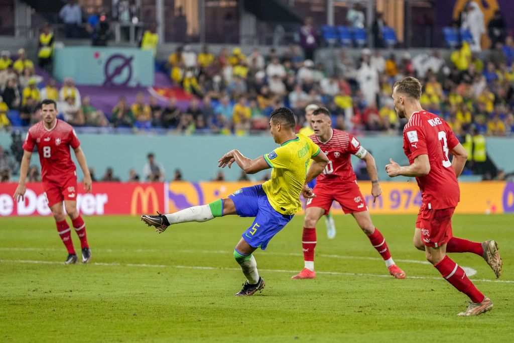 Gelandang Brasil, Casemiro, mencetak gol ke gawang Swiss pada laga penyisihan Grup G Piala Dunia Qatar 2022 di Stadion 974, Doha, Qatar, Senin (28/11/2022) malam. Brasil menang, 1-0, dan lolos ke babak gugur. 