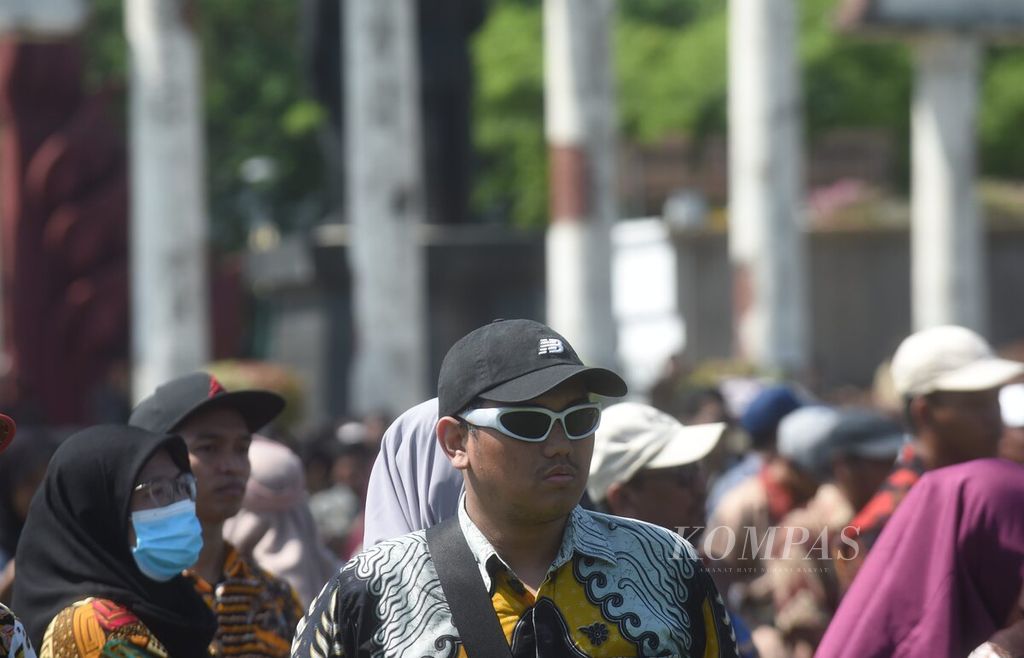 Dengan menggunakan kacamata hitam, anggota KPPS di Kecamatan Tegalsari mengikuti acara pelantikan oleh KPU Kota Surabaya di Tugu Pahlawan, Surabaya, Kamis (25/1/2024). 