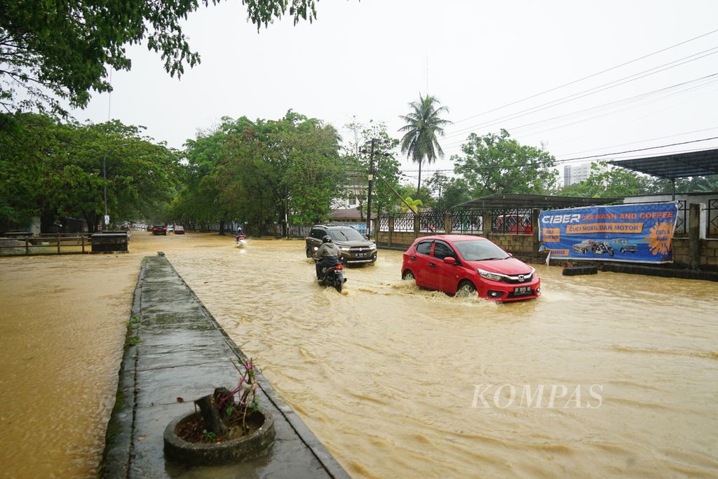 Kondisi ruas jalan yang terendam banjir di Kendari, Sulawesi Tenggara, Kamis (22/9/2022).