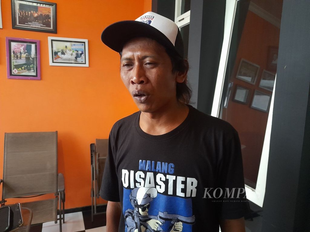 Devi Athok Y (41), orangtua korban Tragedi Kanjuruhan, di Malang, Jawa Timur.
