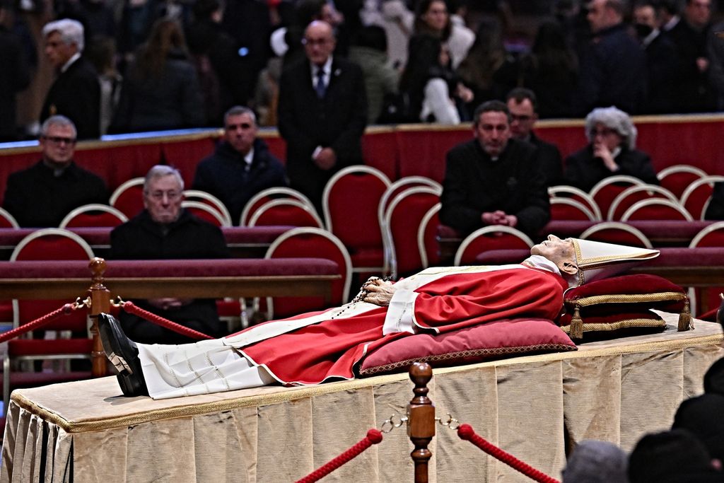 Jenazah Paus Emeritus Benediktus XVI disemayamkan di Basilika Santo Petrus, Vatikan mulai Senin (2/1/2023) hingga Rabu. Benediktus akan dimakamkan pada Kamis (5/1/2023)