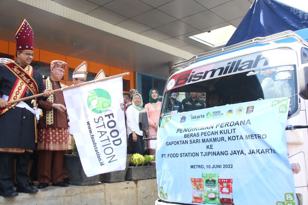 Gubernur DKI Jakarta Anies Baswedan melepas pengiriman 10 ton beras varietas Ciherang dari Kota Metro, Lampung ke PT Food Station Tjipinang Jaya, Jakarta, Jumat (10/6/2022). 