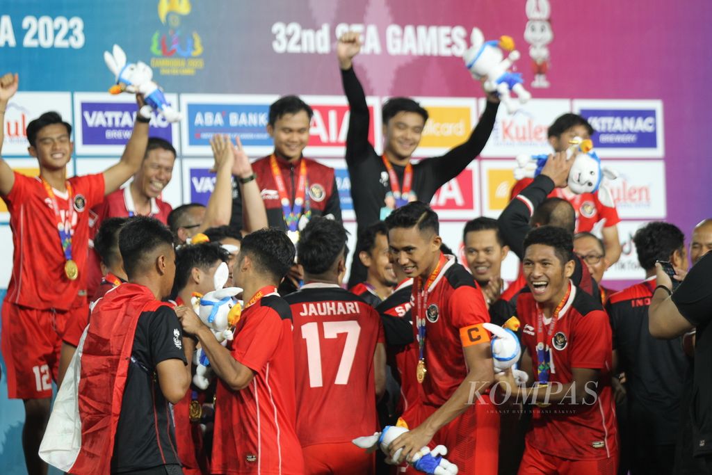 Para pemain Garuda Muda merayakan kemenangan Indonesia dengan membawa bendera merah putih dengan kemenangan telak 5-2 melawan Thailand dalam final SEA Games Kamboja 2023 di Olympic National Stadium, Phnom Penh, Kamboja, Selasa (16/5/2023). Indonesia menang setelah menanti selama 32 tahun untuk mendapatkan emas kembali.