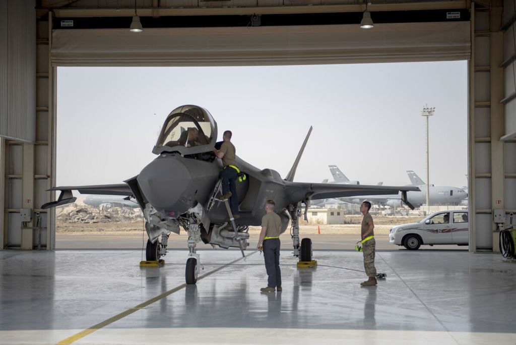 Dalam foto yang direkam pada Agustus 2019 ini terlihat salah satu jet tempur F-35 Amerika Serikat di Pangkalan Udara Al-Dhafra, Uni Emirat Arab.  Pada pertengahan Juli 2023, AS mengumumkan tambahan F-35 dan F-16 di sekitar Teluk Persia. AS juga menambah pasukan dan kapal perang ke wilayah itu.