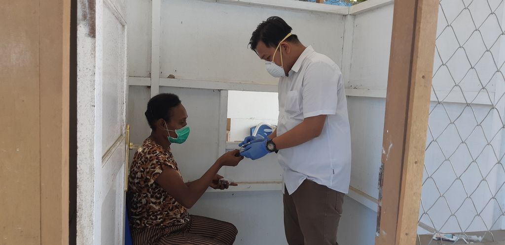 Pemberian obat khusus bagi pasien yang menderita tuberkulosis resisten obat di Puskesmas Kampung Harapan, Distrik Sentani Timur, Kabupaten Jayapura, Papua, Rabu (18/3/2020).
