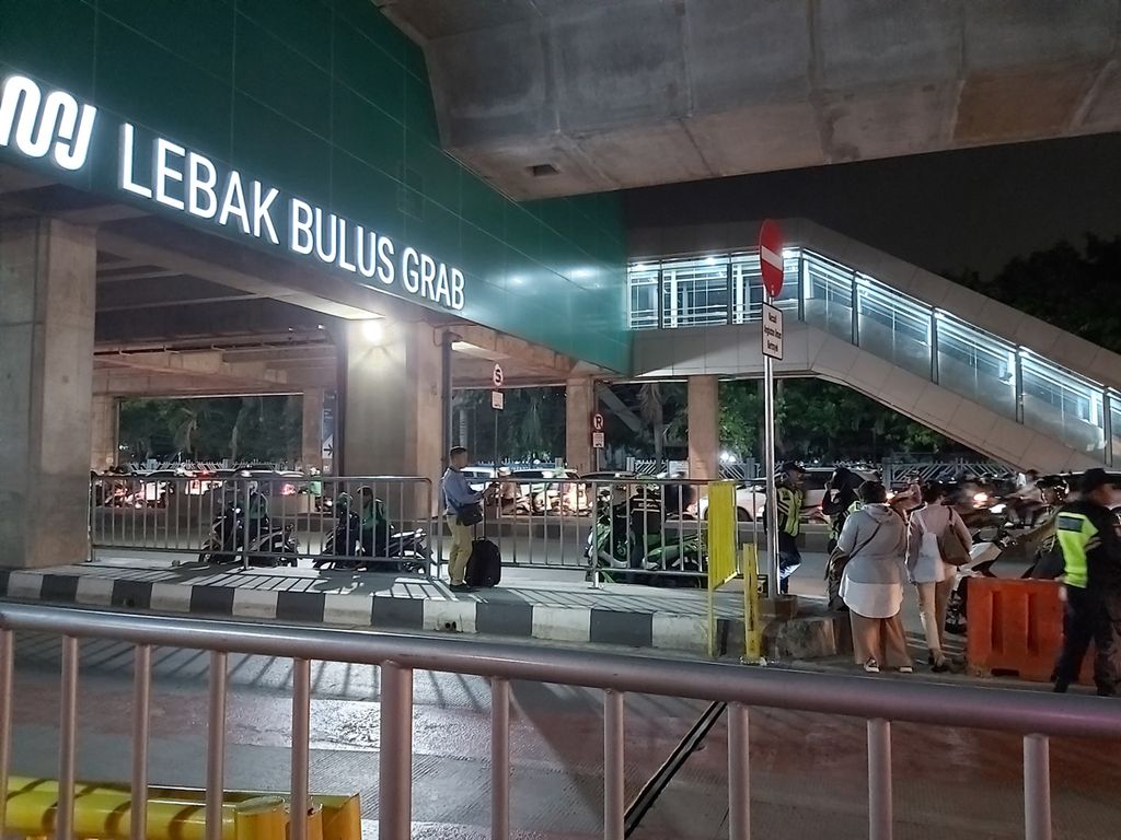 Sebagian pengemudi ojek daring masih ngetem di luar lokasi shelter ojek daring. Beberapa pengemudi pun belum tahu ada shelter ojek daring di dekat Stasiun MRT Lebak Bulus, Senin (28/10/2019).