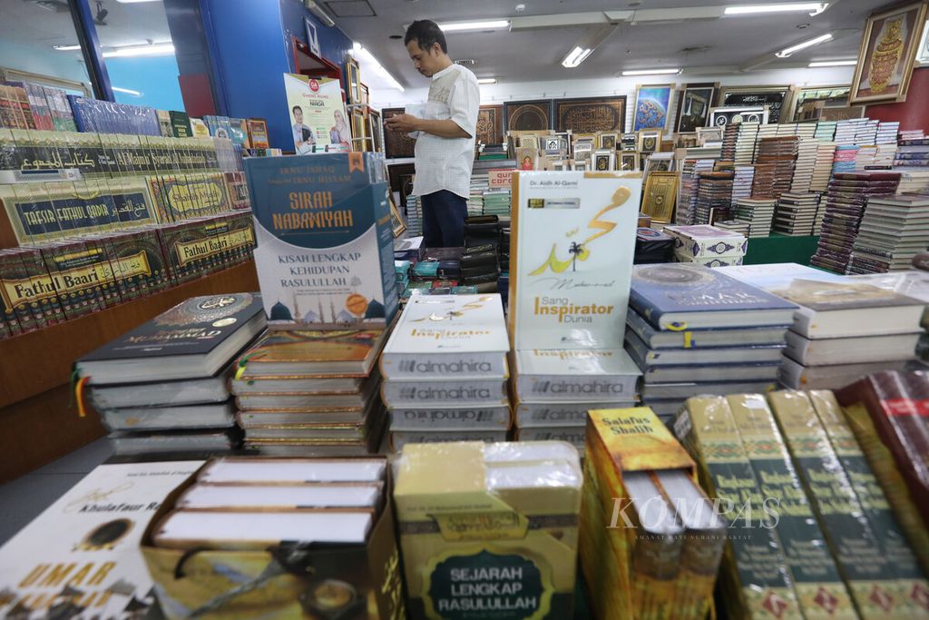 Beragam produk buku yang dijual di Toko Buku Gunung Agung di kawasan Kwitang, Jakarta Pusat, Senin (22/5/2023). 