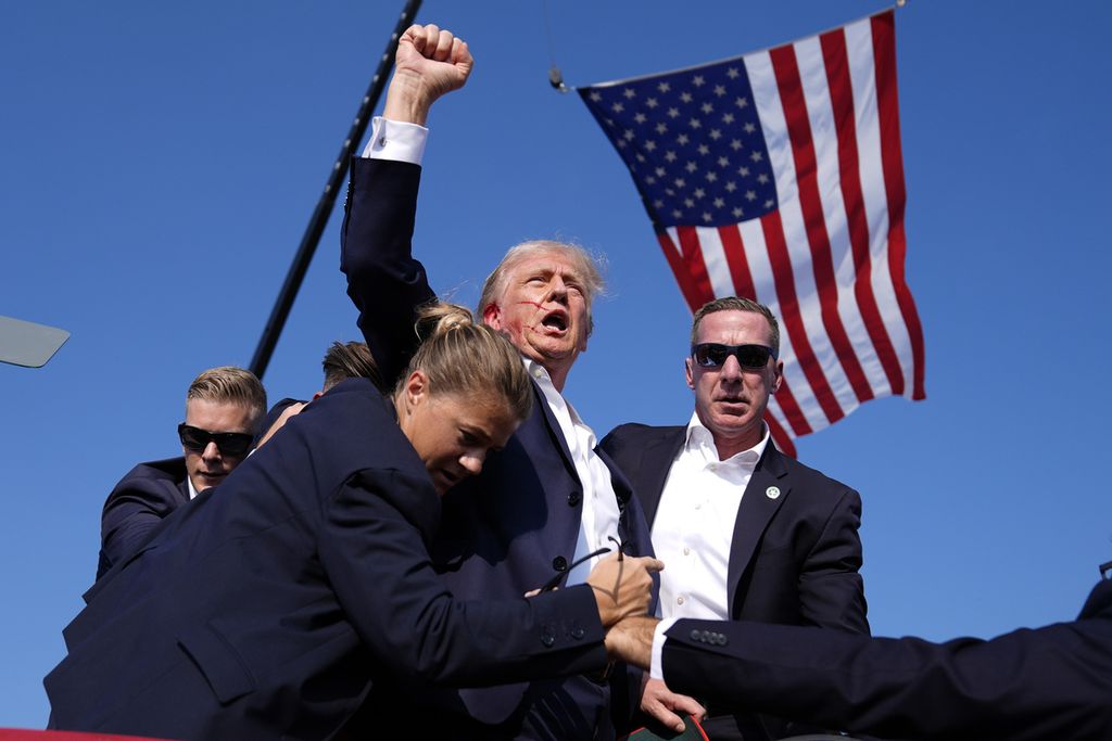 Agen Secret Service Amerika Serikat mengamankan Donald Trump setelah aksi penembakan pada Sabtu (13/7/2024) di Butler, Pennsylvania, AS.