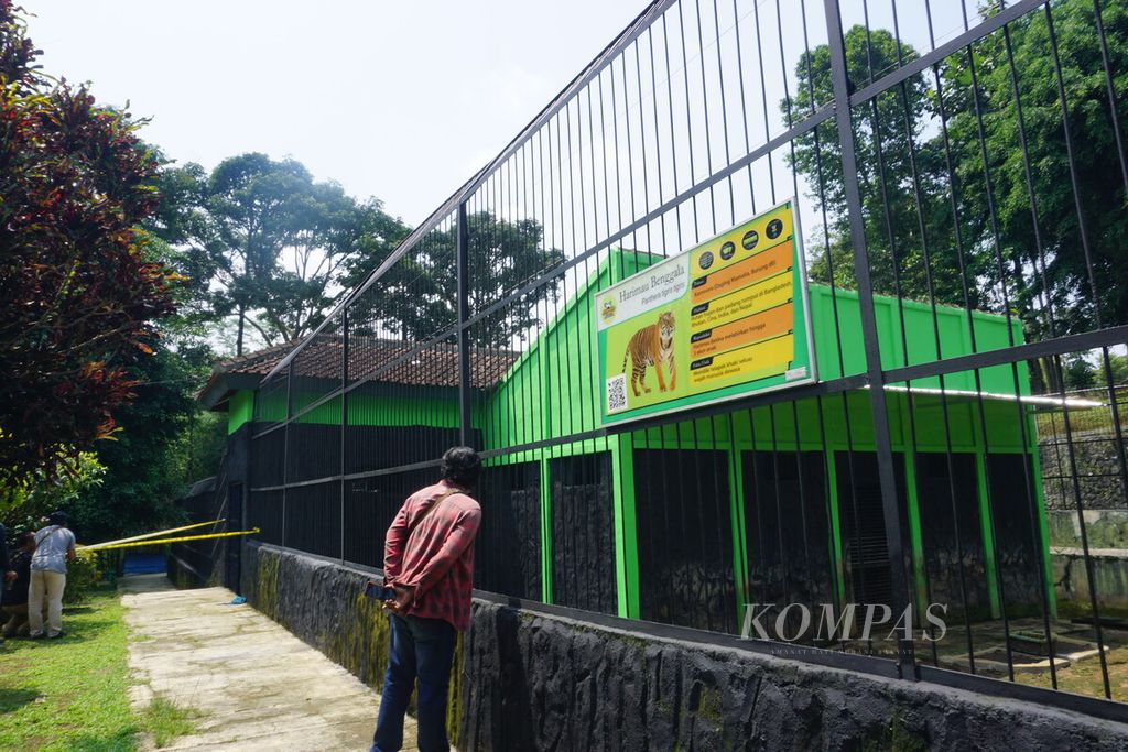 Garis polisi dipasang di kandang harimau di Taman Rekreasi Margasatwa Serulingmas, Banjarnegara, Senin (18/4/2022). Minggu lalu, seorang karyawan tewas diterkam harimau benggala. 