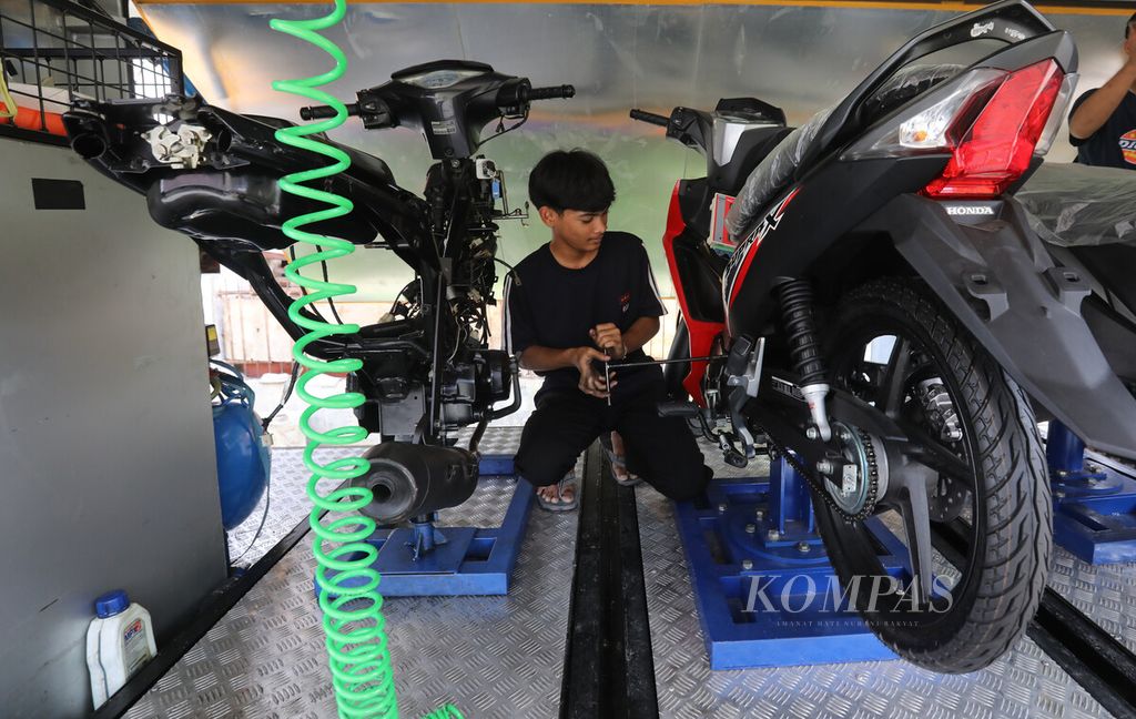 Peserta mengikuti pelatihan kejuruan teknik sepeda motor di truk <i>mobile training unit</i> (MTU) Dinas Tenaga Kerja, Transmigrasi dan Energi  DKI Jakarta di kawasan Koja, Jakarta Utara, Rabu (22/2/2023).  