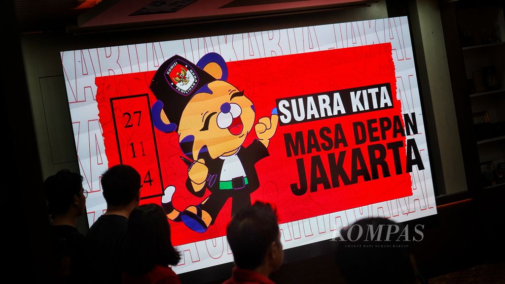 Maskot Pilkada Jakarta 2024, Si Mayor, ditampilkan di layar ruang sidang Komisi Pemilihan Umum Provinsi DKI Jakarta, saat Rapat Pleno Rekapitulasi Hasil Verifiikasi Faktual Kesatu Syarat Dukungan Bakal Pasangan Calon Perseorangan Gubernur dan Wakil Gubernur Provinsi DKI Jakarta Tahun 2024, Rabu (24/7/2024). 