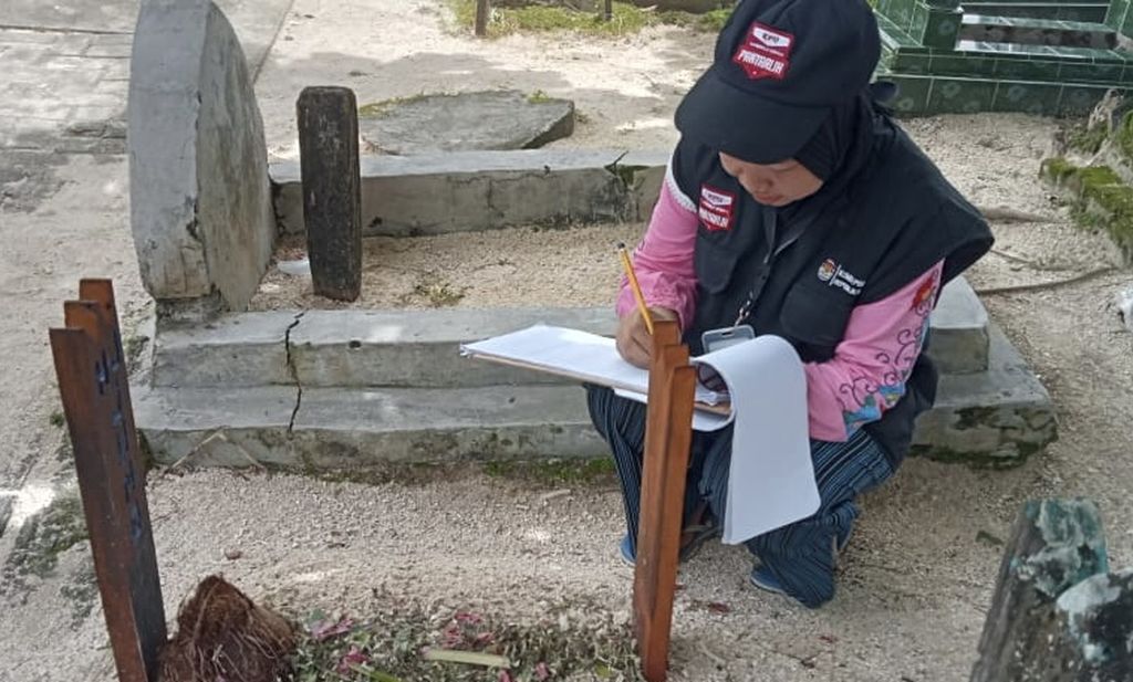 Petugas Pantarlih di Pulau Barrang Caddi, Kota Makassar, melakukan pengecekan data di areal pemakaman di pulau tersebut, Kamis (23/2/2023).