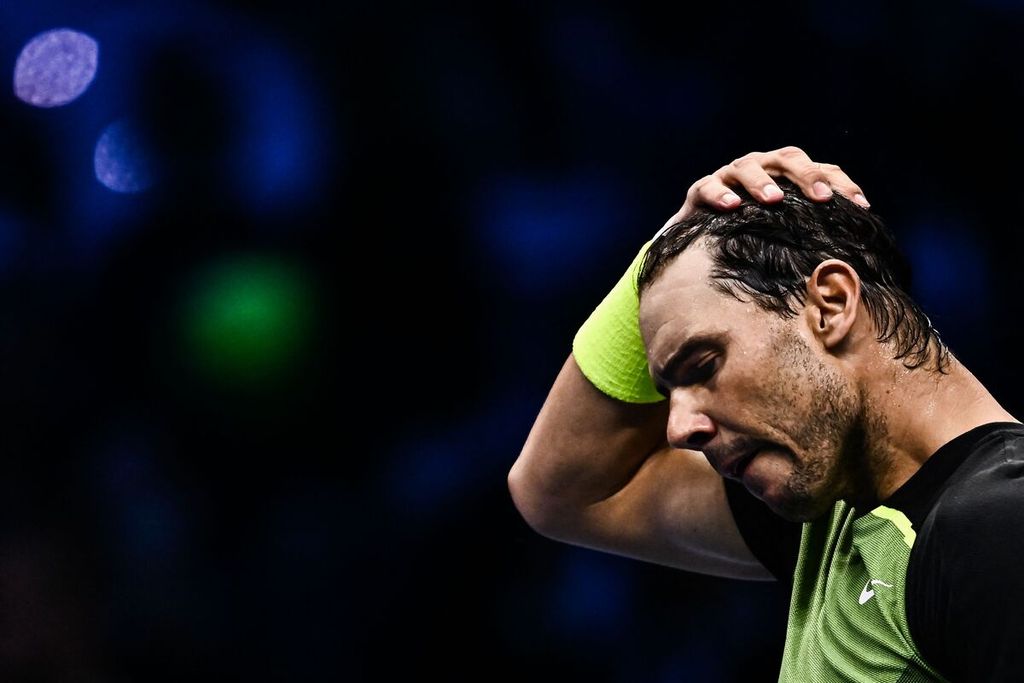 Petenis Spanyol, Rafael Nadal, menyeka rambutnya setelah megalahkan Casper Ruud pada turnamen Final ATP di Torino, Italia, 17 November 2022. Pada Jumat (5/5/2023), Nadal mengumumkan akan absen dari turnamen ATP Masters 1000 Roma pada 10-21 Mei.