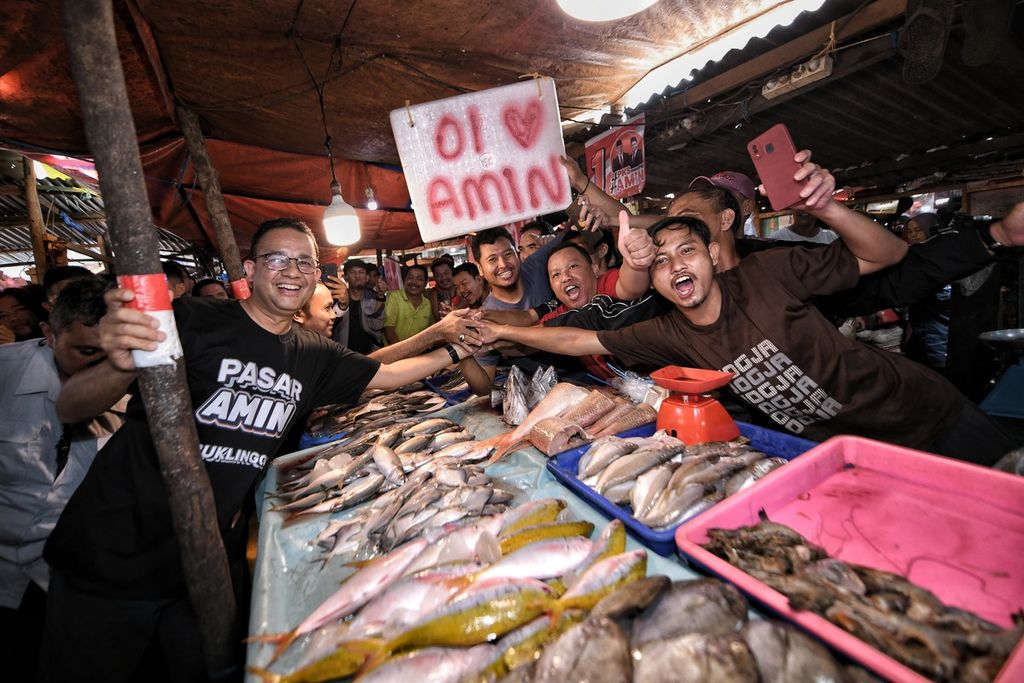 Calon presiden nomor urut 1, Anies Rasyid Baswedan, saat mengunjungi Pasar Inpres Kota Lubuk Linggau, Sumatera Selatan, pada hari ke-21 masa kampanye Pilpres 2024, Senin (18/12/2023).