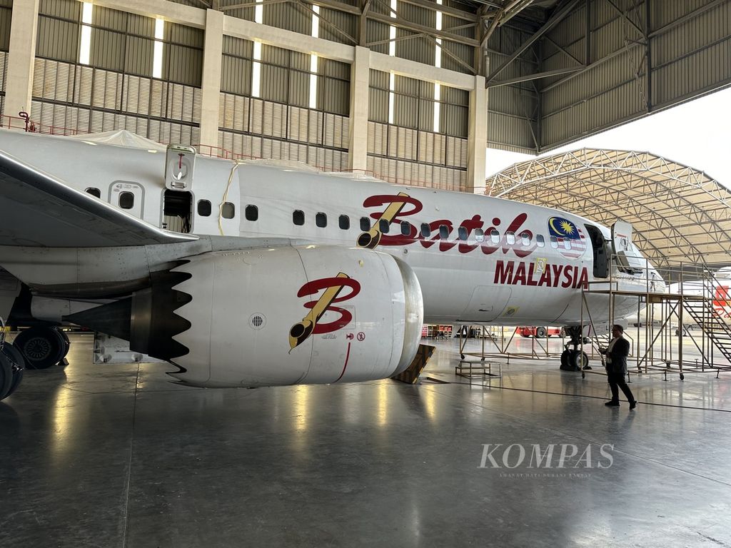 Sebuah pesawat Batik Air Malaysia sedang dirawat di hanggar A Batam Aero Technic di kompleks Bandara Hang Nadim, Batam, Kepulauan Riau, Kamis (21/3/2024).