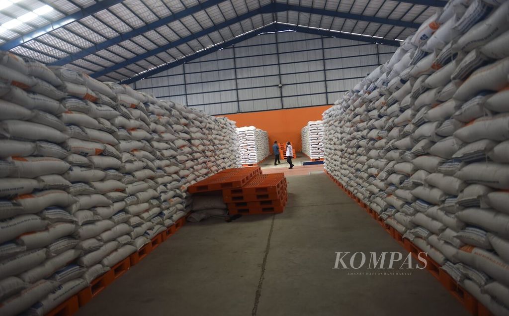 Tumpukan beras dalam karung di gudang Bulog Divre Jatim Subdivre Surabaya Utara Banjar Kemantren II, Sidoarjo, Rabu (6/9/2023). 