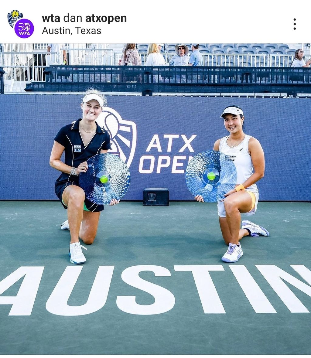 Petenis putri Indonesia, Aldila Sutjiadi (kanan), dan Erin Routliffe dari Selandia Baru memamerkan trofi setelah menjuarai nomor ganda putri turnamen WTA 250 Austin, di Austin, Texas, Amerika Serikat, Minggu (5/3/2023).