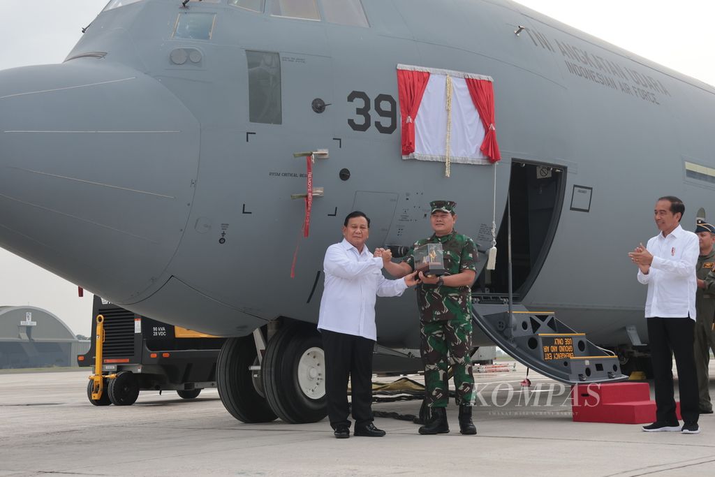 Presiden Joko Widodo menyaksikan penyerahan pesawat C-130J-30 Super Hercules dari Menteri Pertahanan Prabowo Subianto kepada Kepala Staf TNI AU Marsekal Fadjar Prasetyo di Pangkalan TNI AU Halim Perdanakusuma, Jakarta, Rabu (8/3/2023).