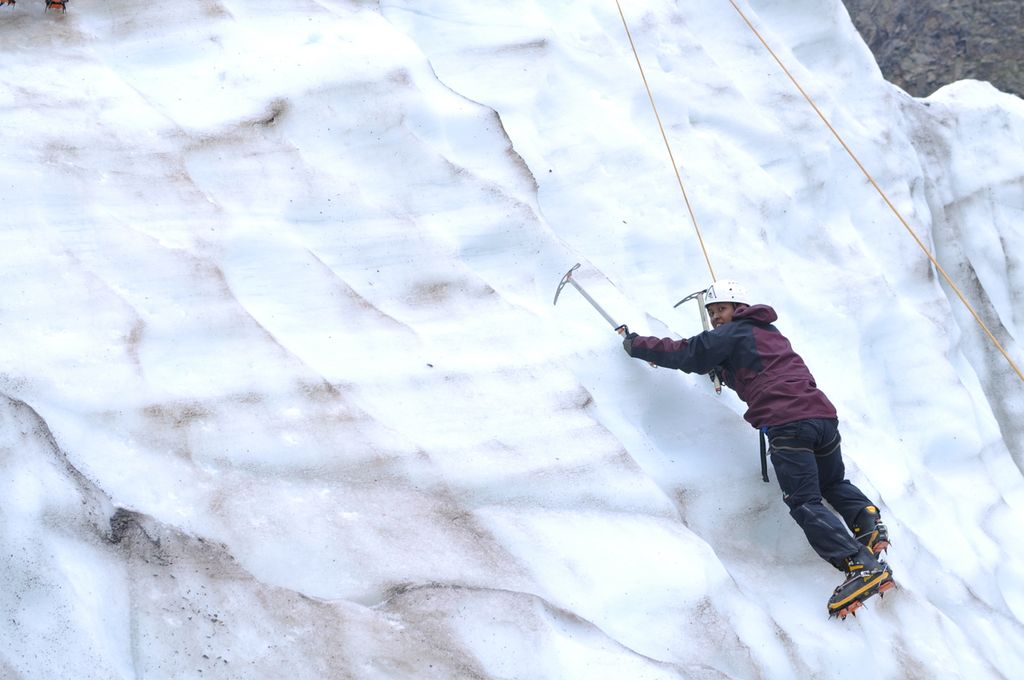 Pemotretan pada 12 Agustus 2010 memperlihatkan wartawan <i>Kompas</i>, Ambrosius Harto, berlatih pemanjatan di tebing es Kashkatash untuk persiapan pendakian Gunung Elbrus, puncak tertinggi Eropa di Rusia. Kegiatan di Kashkatash terkait dengan perjalanan Tim Ekspedisi Tujuh Puncak Dunia dari Wanadri untuk pendakian ke Elbrus.